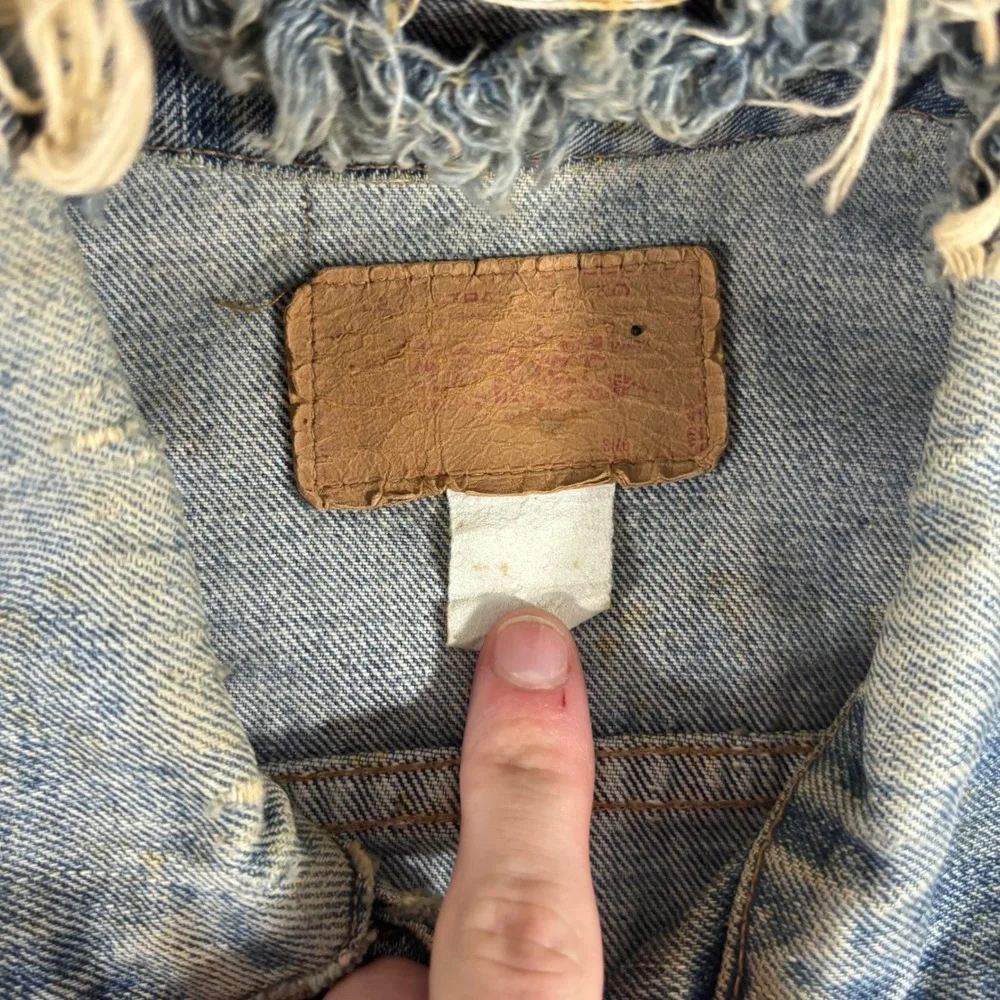 Vintage Levis 70505 0217 Denim Trucker Jacket Medium Wash Distressed 1970s 1980s - Picture 12 of 16